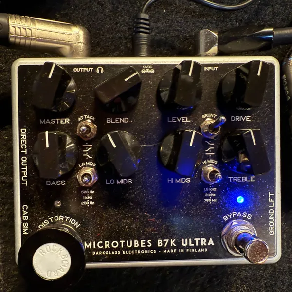 Bass-Preamp auf dem Pedalboard