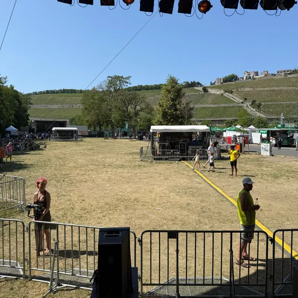 Festivalbühne vor den Weinbergen