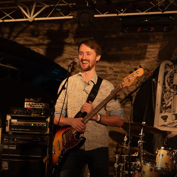 Daniel mit dem Bass live im B-Hof Würzburg
